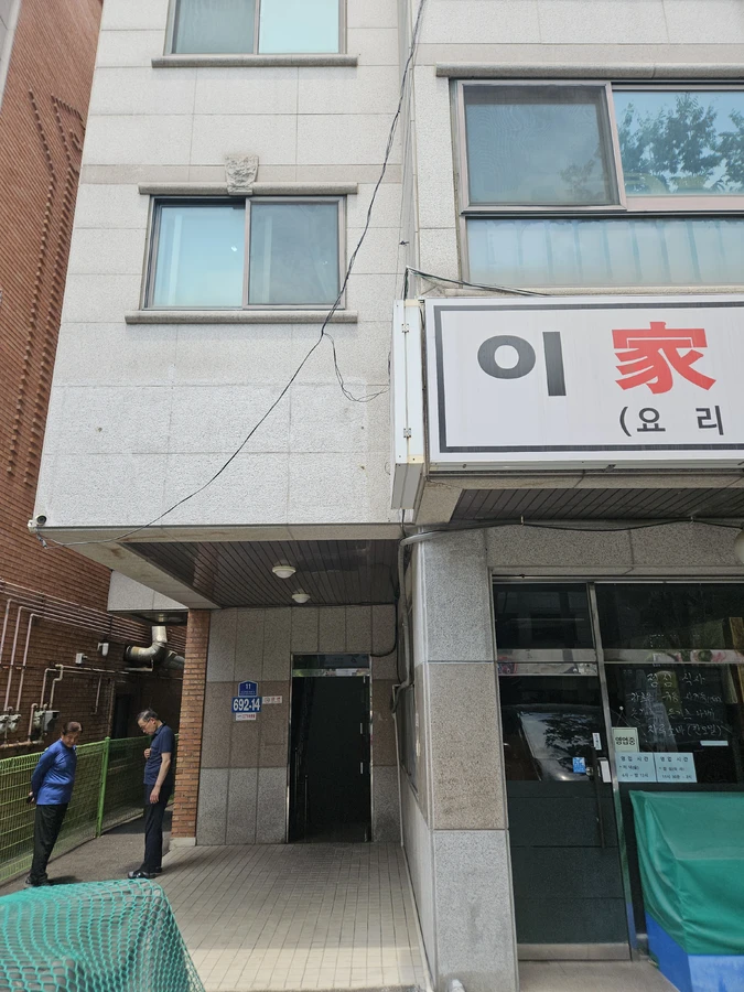 수원 대리석실리콘제거 대리석 바닥 실리콘·본드 자국 시공 전